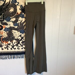 Offline by Aerie Crossover Waist, flare legging EXCELLENT CONDITION Size Med